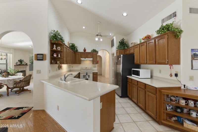 Kitchen with breakfast bar