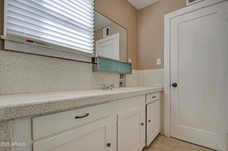 Bathroom 2-pic 3