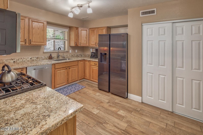 11 Kitchen : Pantry