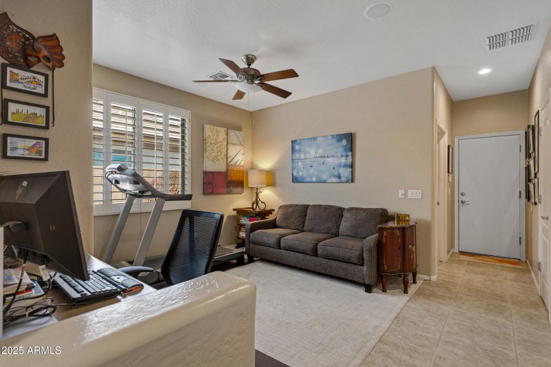 141 W. Roadrunner Dr-18