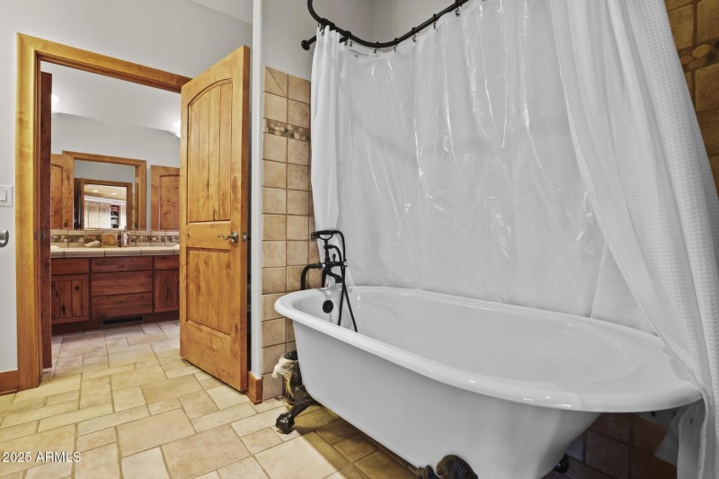 Bath 2 Tub/Shower