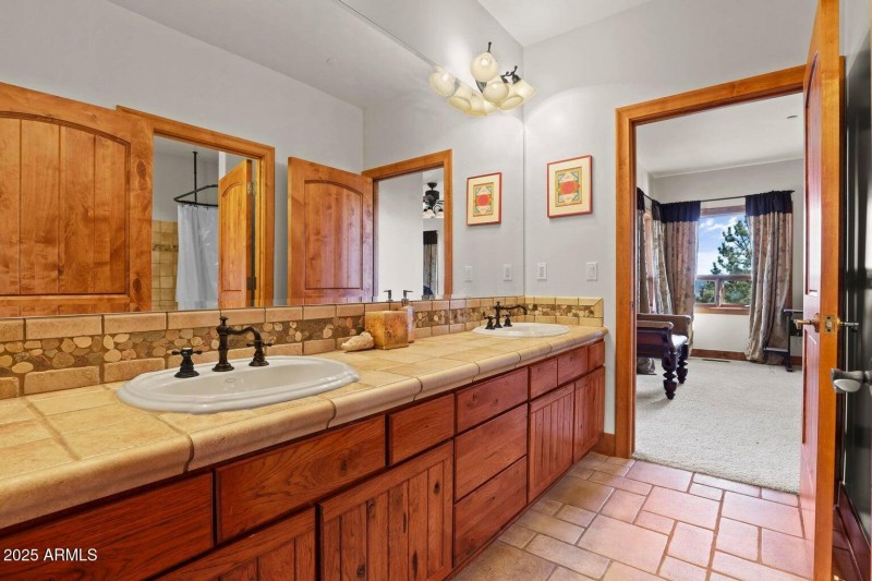 Bath 2 Double Sinks