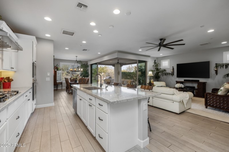 15) KITCHEN