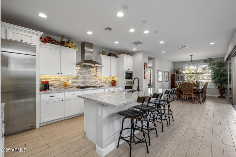 16) KITCHEN