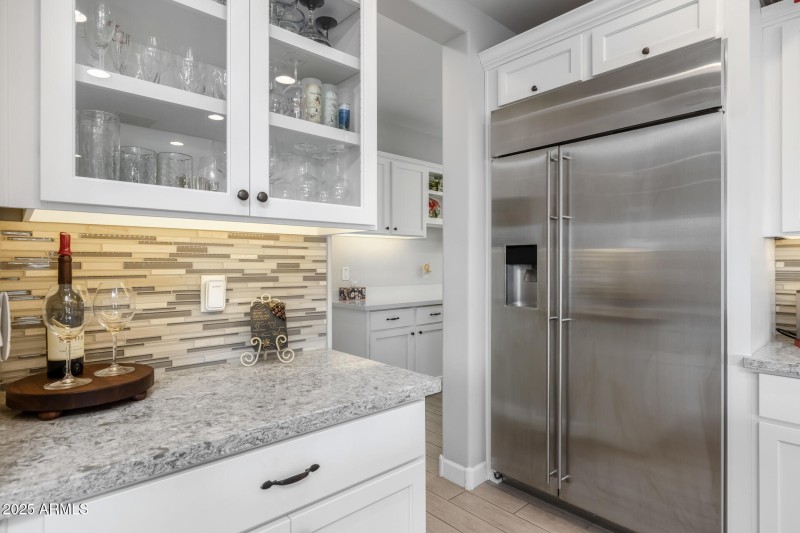 17) KITCHEN