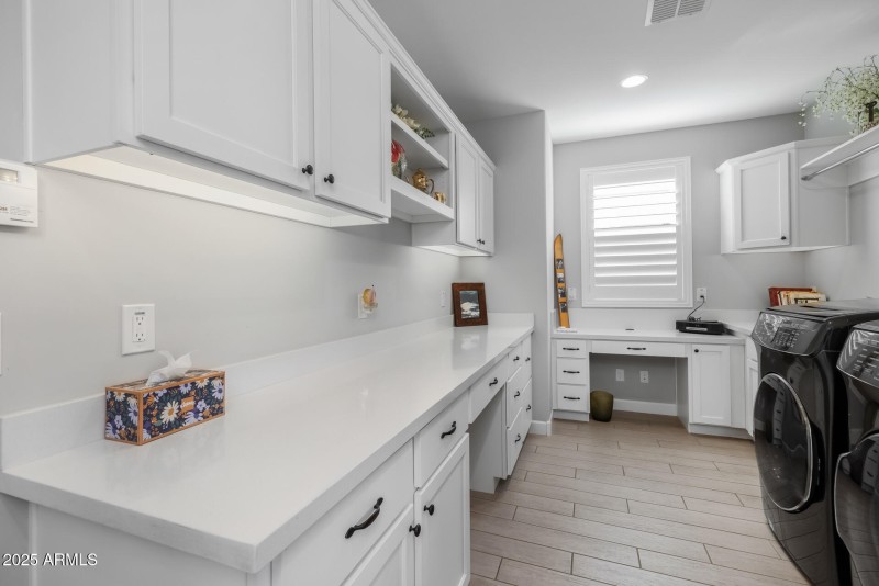 30) LAUNDRY ROOM