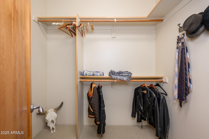 WALK IN CLOSET