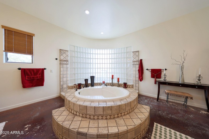 JACUZZI TUB WITH JETS