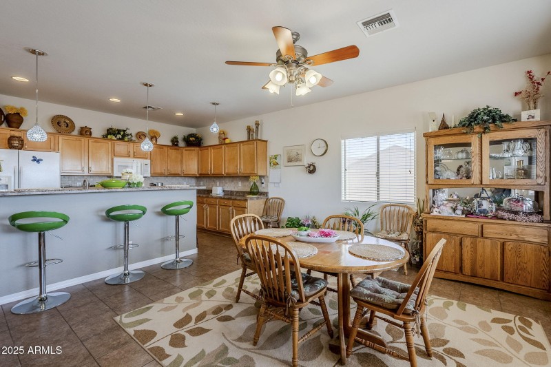 Dining area & Breakfast bar