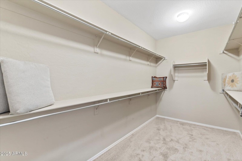 21-Walk in Closet