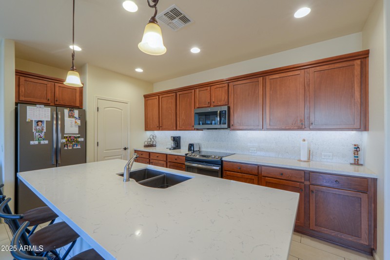 Under cabinet & pendant lights