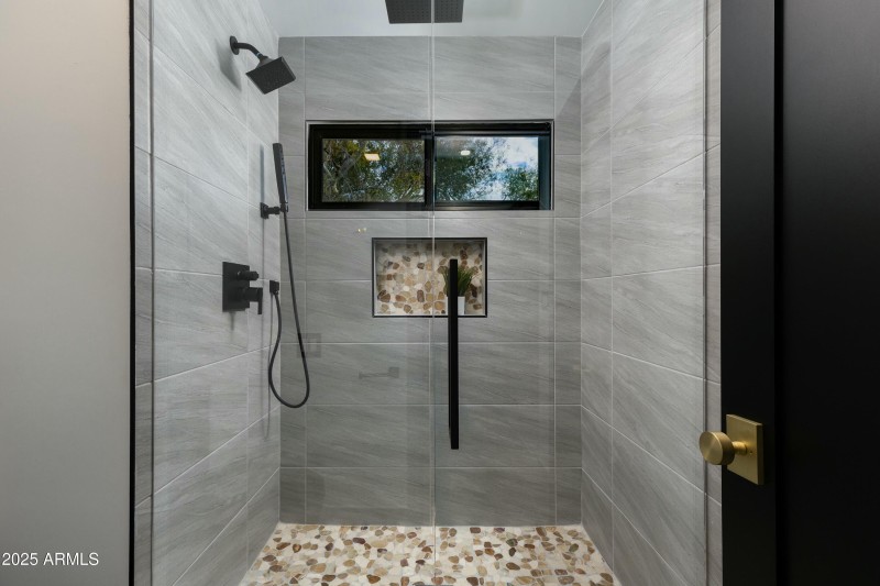 WALK-IN SHOWER