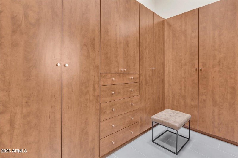 Walk In Closet (His)