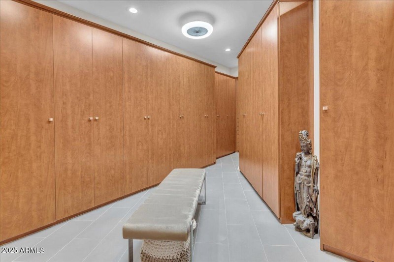 Walk In Closet (Hers)