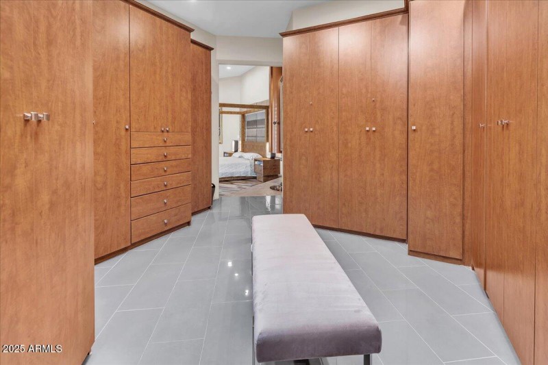 Walk In Closet (Hers)