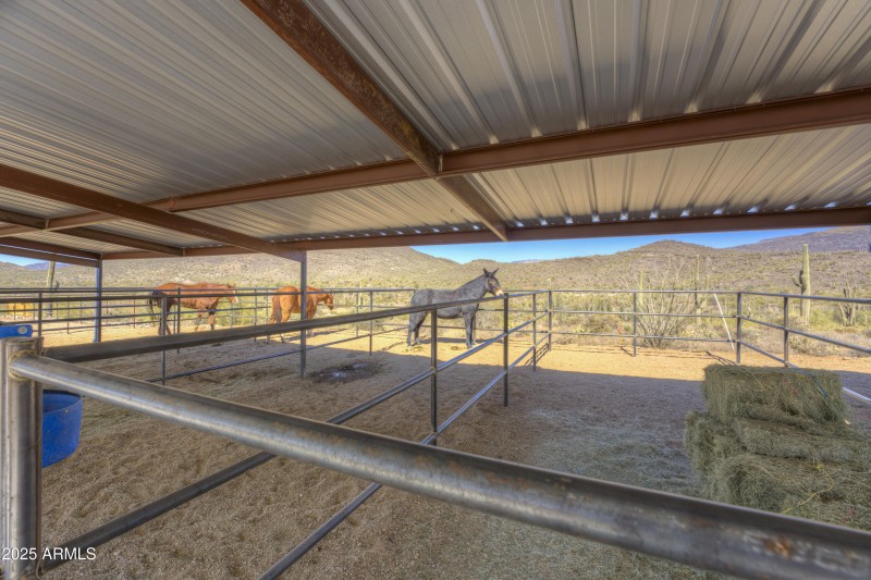 Open large Mare Motel