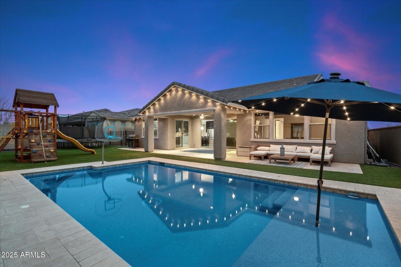 STUNNING BACKYARD