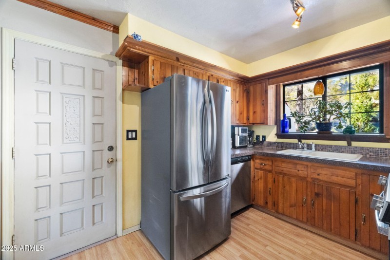 6-Kitchen (1)