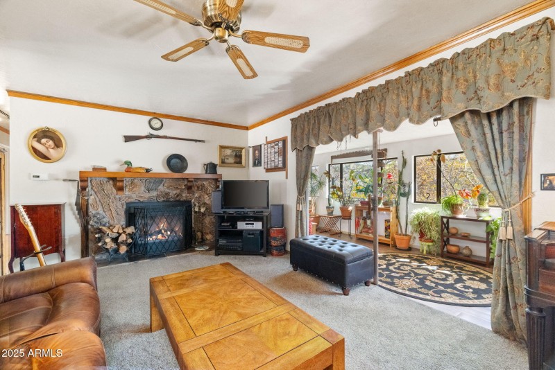 8-Living Room (2)