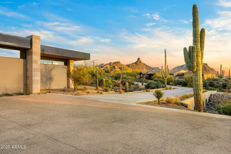 driveway entrance mountain views_sunset
