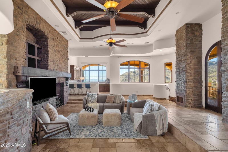 32-web-or-mls-14675-e-paradise-dr