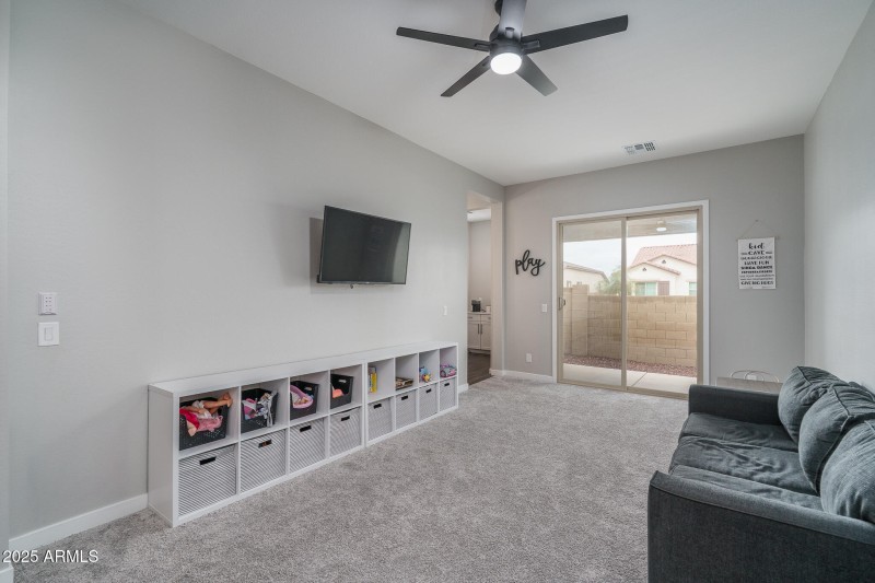 25) TEEN ROOM