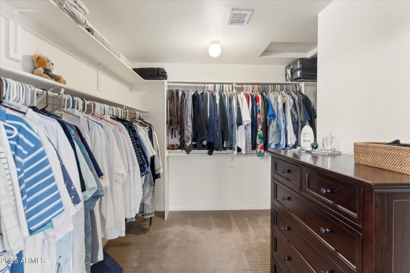 21-Walk in Closet