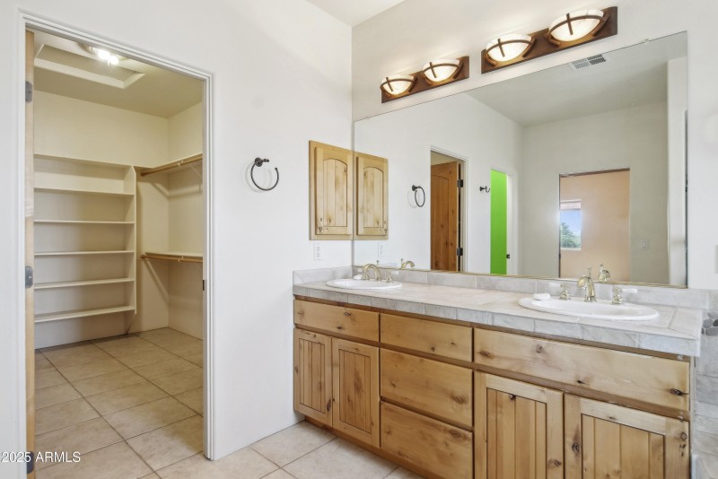 M bath sinks and Walk in