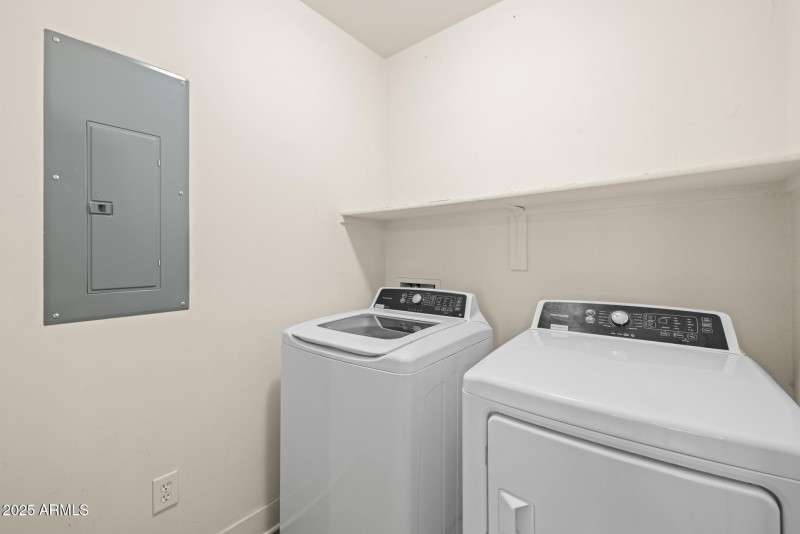 24)LAUNDRY ROOM