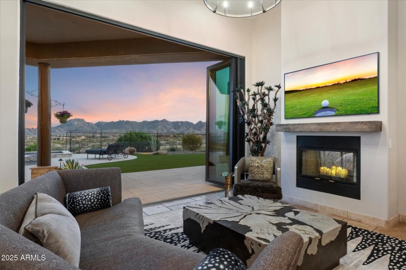 Where Luxury Meets the Desert Sky