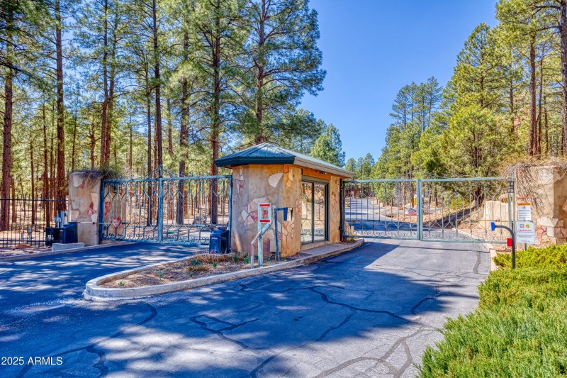 Pine Oaks Gate
