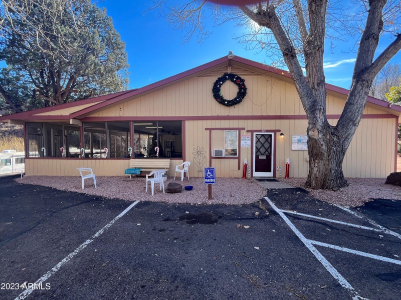 CLUB HOUSE