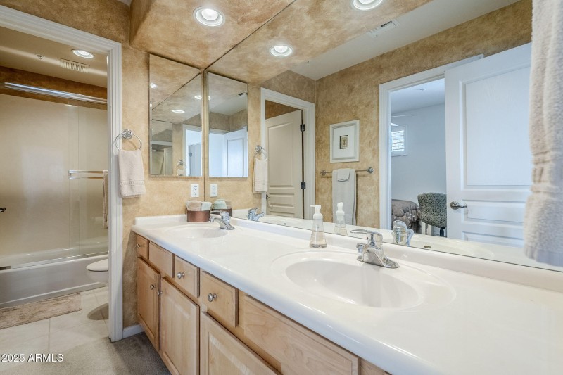 2nd Story Jack and Jill bath