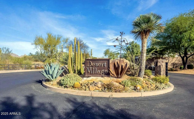 32-desertvillageentrance