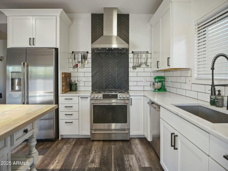 Gas Range, Stainless appliances