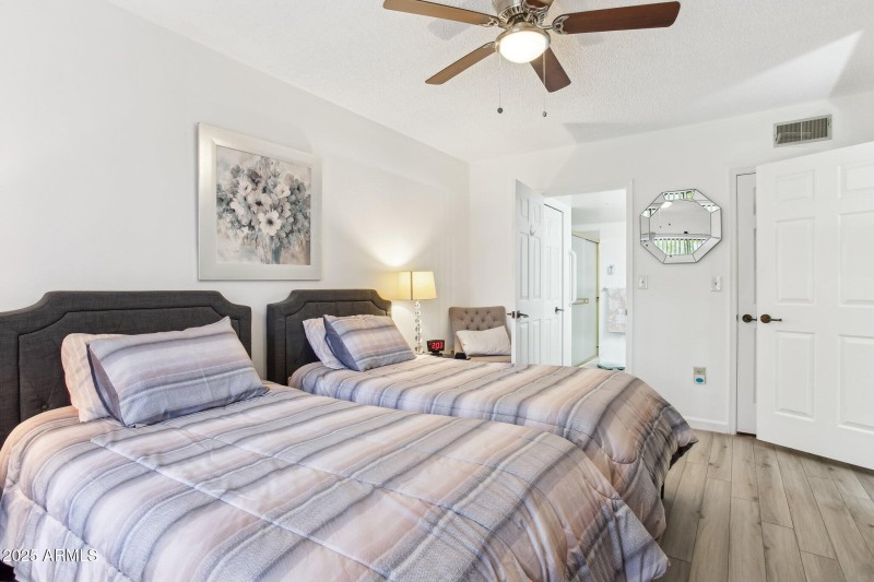 16-web-or-mls-10330-w-thunderbird-blvd-a