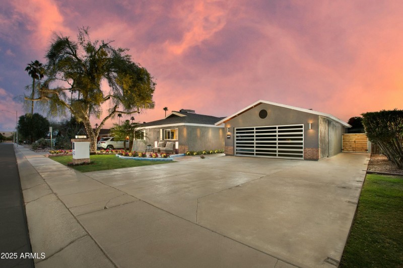 2 CAR GARAGE