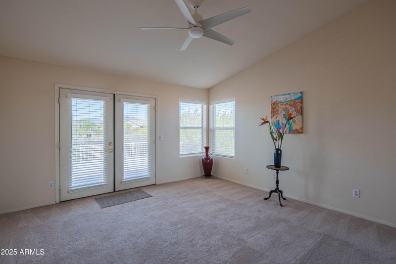 Large Mstr w/Balcony