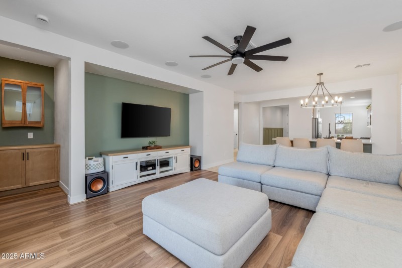 6)GREAT ROOM