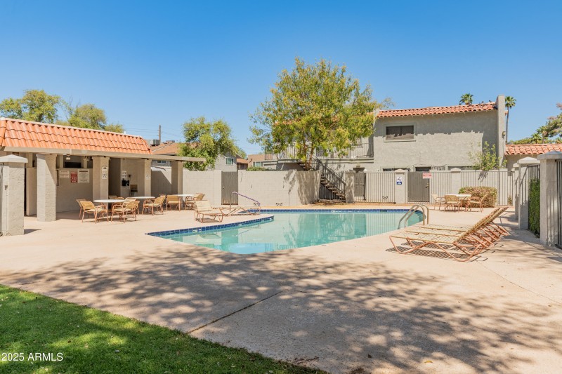 8412 E Roosevelt St-31