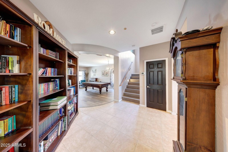 CIRCLE HALLWAY