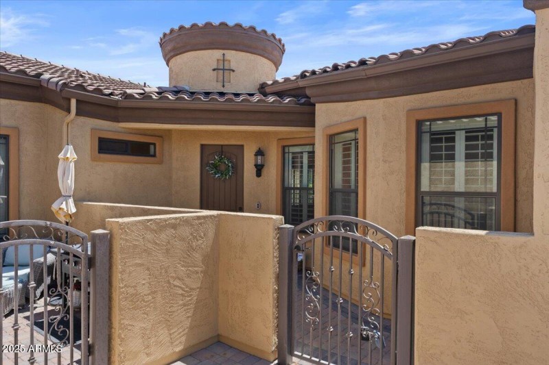 04-Front walkway