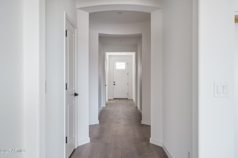 16) ENTRY HALL