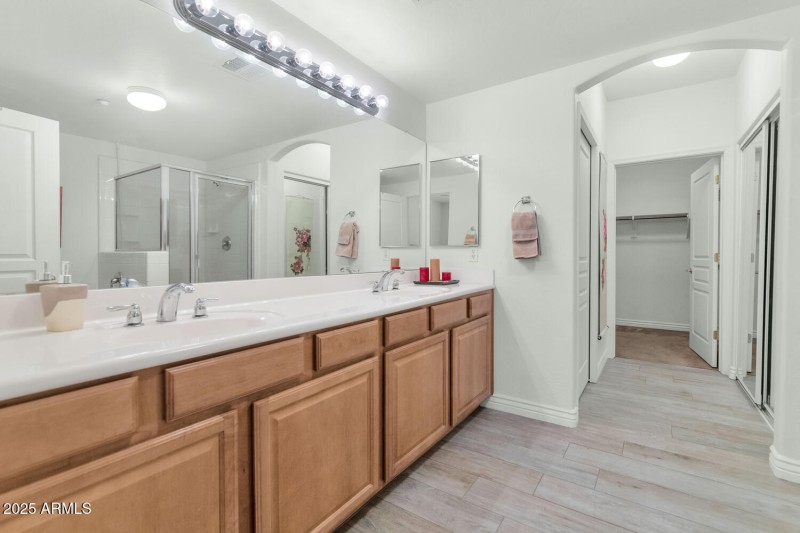 Dual Sinks in Primary Bath