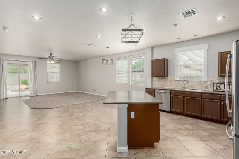 KITCHEN/GREAT ROOM