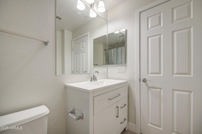 Bathroom 1-pic 3