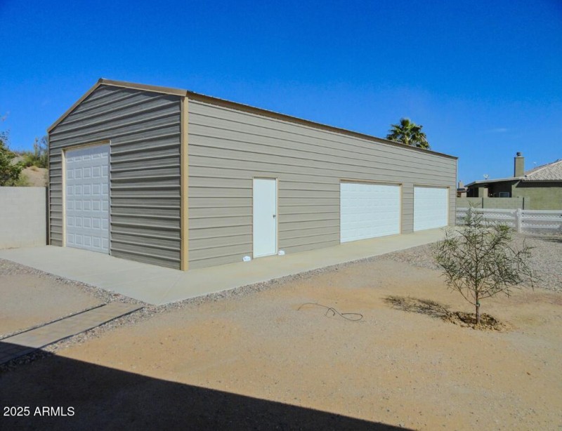 10722 W Quartz Dr - Garage