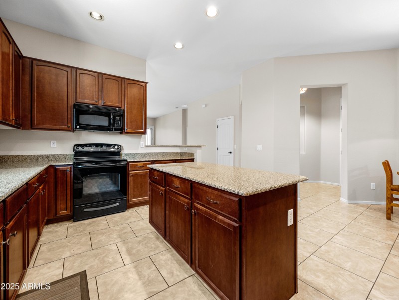 Open Kitchen w Large Island