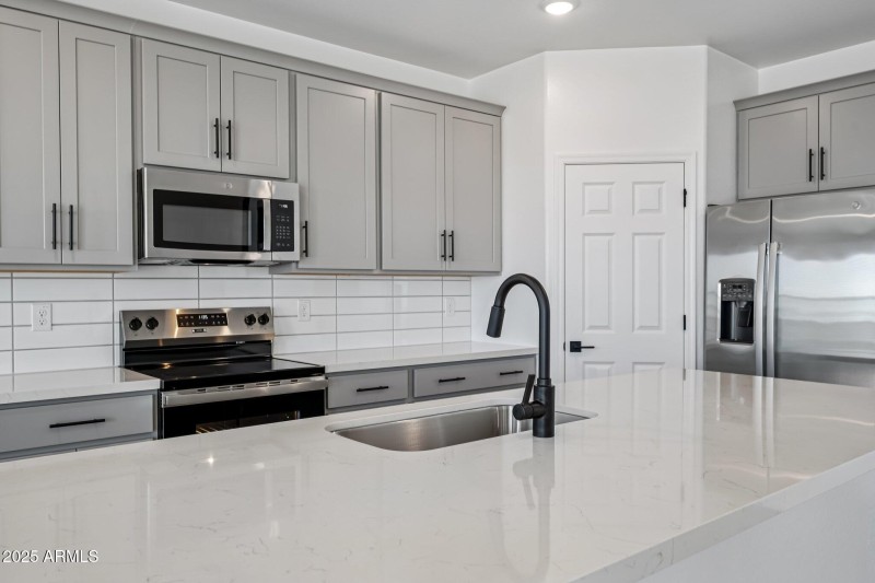 22-web-or-mls-S 95th Dr-S1207-018