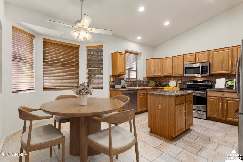 Pretty Kitchen & Breakfast Room!